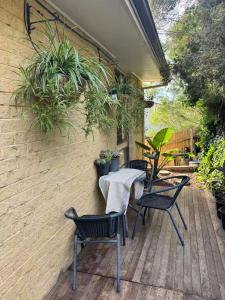 a patio with a table and chairs and plants at Sweet home in Goodwin Hill in Macgregor