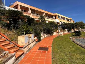 a brick walkway in front of a building at Bilocale Is Molas Design, Giardino e Relax in Is Molas 