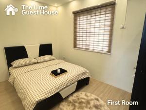 a bedroom with a bed in a guest house at The Lime Guesthouse in Angeles