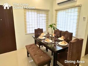 a dining room with a dining table and chairs at The Lime Guesthouse in Angeles +6 photos