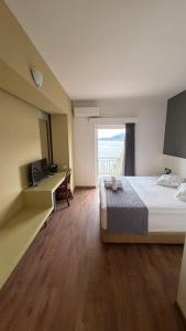 ein Schlafzimmer mit Bett, Schreibtisch und Fenster in der Unterkunft Annema Hotel and Restaurant in Monemvasia + 43 Fotos