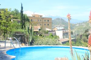 einen Pool mit Stadtblick in der Unterkunft Villa Almoezia Charming B&B in Taormina