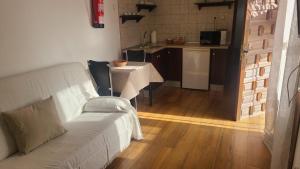 a living room with a couch and a table and a kitchen at Vagón con sesión de Jacuzzi in Caravaca de la Cruz