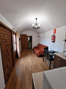 a living room with a bed and a dining room table at Vagón con sesión de Jacuzzi in Caravaca de la Cruz