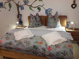 A bed or beds in a room at Anita's Ferienwohnung nahe Neuschwanstein
