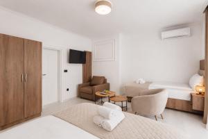 a hotel room with a bedroom with a bed and a couch at Apartmani Centar in Igalo
