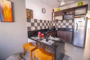 a kitchen with a counter and a refrigerator at Apto Novo Duplex em Juqhey in Juquei