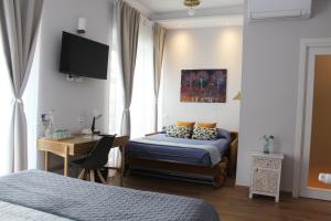 a bedroom with a bed and a desk and a desk at La Dolce Vita Civitavecchia in Civitavecchia