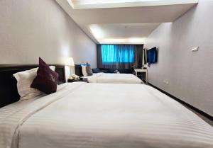 a hotel room with two beds and a window at 意芙旅店 Ifinn Hotel in Taipei