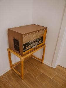 an old radio sitting on a table in a room at Hiša Potoki in Kobarid