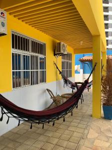 eine Hängematte an der Seite eines Hauses in der Unterkunft Oasis Maceio in Maceió