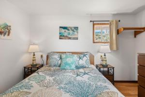 オーシャンサイドにあるOceanside Ocean Front Cabinsのベッドとナイトスタンド2台を備えた寝室