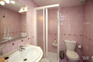 Kúpeľňa v ubytovaní Apartamentos Bouso + 36 fotografií