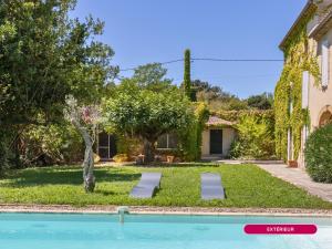 a backyard with a pool and a house at Mas provençal - Idéal familles & amis - Piscine privée - 3 suites - Avignon & Châteauneuf-du-Pape - Parking privé gratuit in Bédarrides