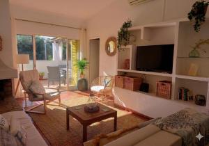 a living room with a couch and a table at Villa Blue - Aldeia do Golfe in Quarteira