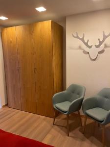 a waiting room with two chairs and a cabinet at Sonnenchalet in Bodman-Ludwigshafen