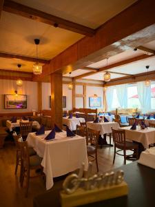 a restaurant with tables and chairs with white table cloth at Heimatblick Fulda in Fulda