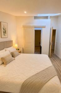 a bedroom with a large bed in a room at Maison moderne 3 chambres avec terrasse Maison Familiale Région Bordeaux in Salleboeuf