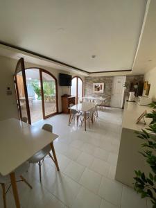 a room with tables and chairs and a kitchen at Hotel Puerto Chinchorro in Arica
