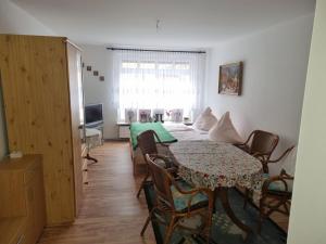 a dining room with a table and chairs and a television at Ferienwohnung Pasewalk Zentrum in Pasewalk