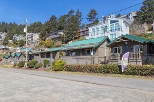 オーシャンサイドにあるOceanside Ocean Front Cabinsの通り沿いに並ぶ一列の家