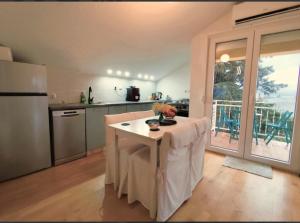 a kitchen with a table with a table cloth on it at Apartment Mateo 2 mit Meeresblick und Mateo 1 mit Gartenblick in Selce
