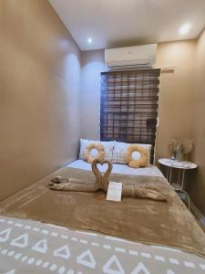 ein Schlafzimmer mit einem Bett, auf dem zwei Stofftiere liegen in der Unterkunft Marcus Tiny House - Aesthetic in Cabanatuan City in Bangad