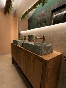 two sinks on a wooden counter in a bathroom at La Casita Rosa in Valras-Plage