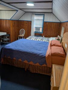a bedroom with a bed and a table and chairs at Isa-e Home Stay in Hempstead