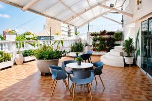a patio with a table and chairs and potted plants at Fontamar 43 in Barranquilla