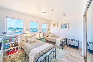 a bedroom with two beds and a window at Saltwater & Sunsets in Long Beach
