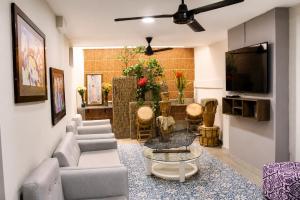 a living room with couches and a tv at Fontamar 43 in Barranquilla