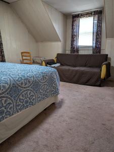 a bedroom with a bed and a couch at Isa-e Home Stay in Hempstead +7 photos
