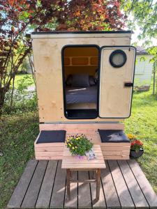 ein Wohnmobil mit einem Tisch und einem Tisch sidx sidx sidx in der Unterkunft Tinydorf-Sinsheim in Sinsheim