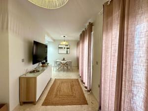 a hallway leading to a living room with a table at Twin Beach in Torrenueva