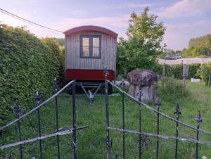 a small toy train sitting in a yard at De smishoeve "Herdershut" in Heers