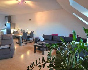 ein Wohnzimmer mit Sofa und Tisch in der Unterkunft Lampl Haus in Steindorf