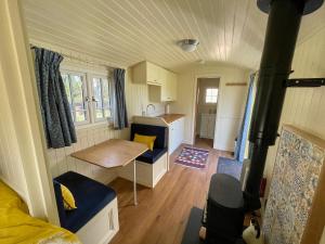 a tiny house with a kitchen and a table at The Shepherds Hut in Wallingford