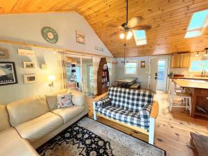 a living room with a couch and a table at HOLIDAY COVE - LIMIT 8 villa in Naples