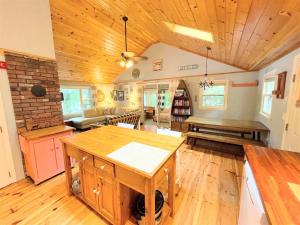 a kitchen and living room with a wooden ceiling at HOLIDAY COVE - LIMIT 8 villa in Naples +14 photos