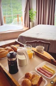 a tray of breakfast food on a table in a room at CORAÇÃO DO ALTO CHALES Hidromassagem in Caparaó Velho