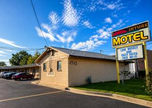 a motel sign in front of a parking lot at Skyline Motel Bartlesville Hwy 75 in Bartlesville
