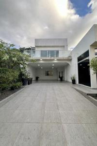 an empty courtyard of a house with a building at Duplex mansão Manaus in Manaus