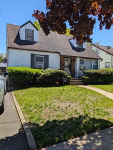 a house with a yard with a driveway at Isa-e Home Stay in Hempstead