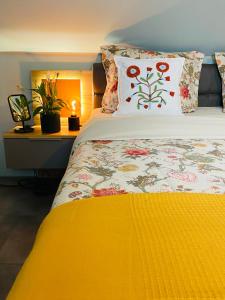 a bedroom with a bed with a yellow comforter at Nido Vela Appartement in Wesseling