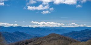 Blick auf eine Bergkette mit Wolken am Himmel in der Unterkunft Fire Mountain in Highlands