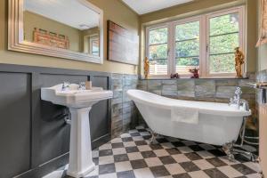 a bathroom with a tub and a sink at Pools Cottages - Warwick Luxury Countryside Near NEC in Kenilworth