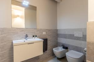 a bathroom with a sink and a toilet at Al Castello - fresco e ben isolato appartamento in Calolziocorte