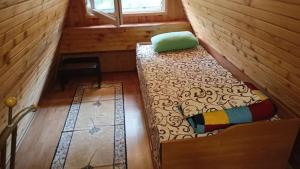 a small room with a bed in a cabin at Vikendice Garić in Veliko Gradište