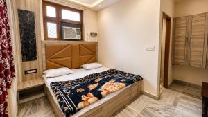 a small bedroom with a bed in a room at Hotel Marwari in Agra